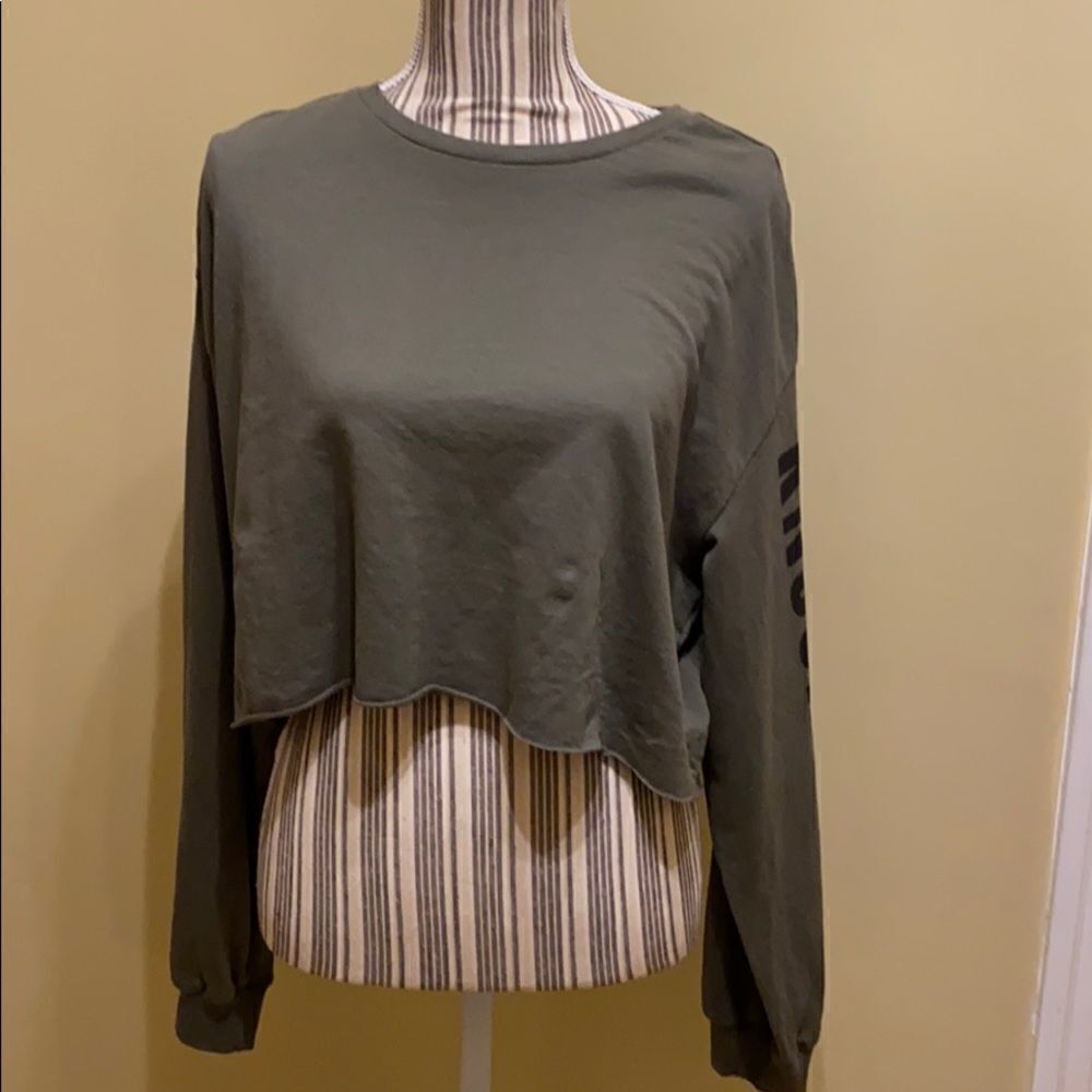 ❤️ 3/$20 H & M Divided Crop Top